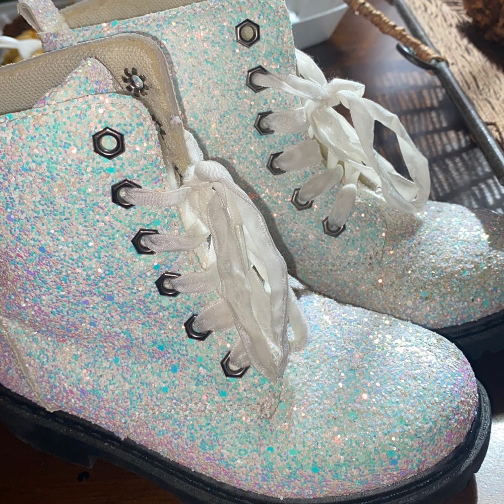 Used Olivia Miller girls boots size 1. Only worn 2 times